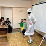 Новогоднее настроение пациентам детской больницы Биробиджана подарил Дед Мороз специального назначения