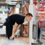 seller-man-professional-consultant-tech-store-shop-stand-near-smart-tv_627829-4969.jpg - GorodnaBire.Ru