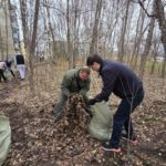 Собирают мусор и сгребают листву: биробиджанцы активно выходят на субботники