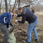 Собирают мусор и сгребают листву: биробиджанцы активно выходят на субботники