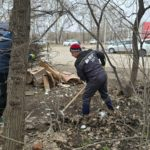 Собирают мусор и сгребают листву: биробиджанцы активно выходят на субботники