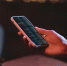 vid-sboku-celoveka-derzasego-smartfon-v-ruke_1_1_1.jpg - GorodnaBire.Ru