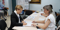 Председатель избирательной комиссии Еврейской автономной области Ольга Бабий посетила избирательный участок №16, где лично приняла участие в выборах губернатора ЕАО - Избирательная комиссия
