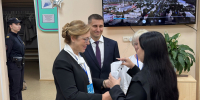 Свой выбор делают впервые голосующие молодые люди на выборах губернатора ЕАО - РИА Биробиджан