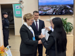 Свой выбор делают впервые голосующие молодые люди на выборах губернатора ЕАО