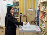Свой выбор делают впервые голосующие молодые люди на выборах губернатора ЕАО