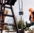 neftanik-v-oranzevoi-forme-i-sleme-rabotaet-s-trubnym-klucom-vozle-domkrata-maslanogo-nasosa_1.jpg - GorodnaBire.Ru