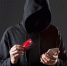 vid-speredi-muzskoi-haker-derza-smartfon-i-kreditnuu-kartu_1.jpg - GorodnaBire.Ru