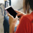 distracted-girl-with-phone-class_1.jpg - GorodnaBire.Ru