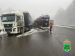 Три грузовика протаранил автовоз на скользкой дороге в Облученском районе ЕАО