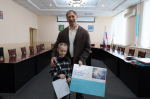 В Городской Думе Биробиджана наградили победителей конкурса детского рисунка «Подвиг солдата»
